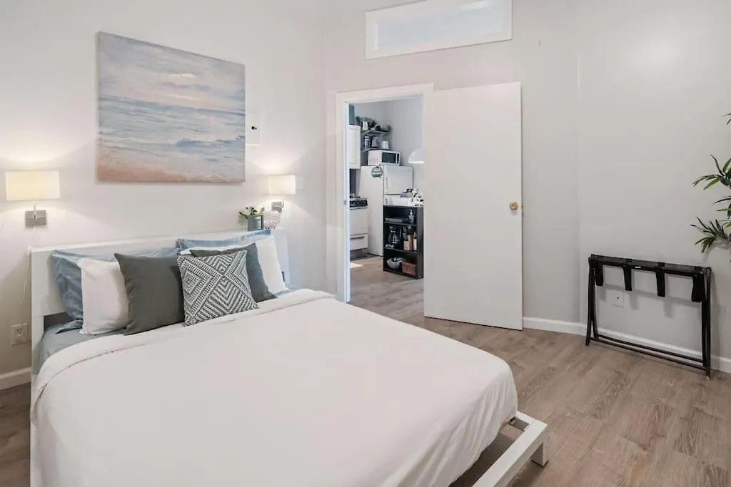 2Br Great Location Short Walk To Times Square location